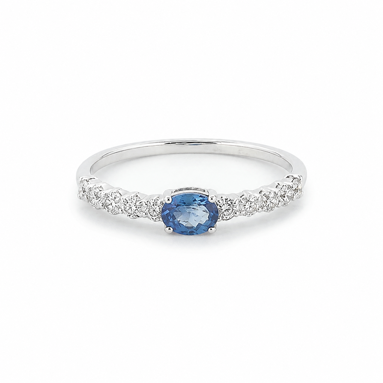 Inel din aur alb de 18K cu safir și diamante